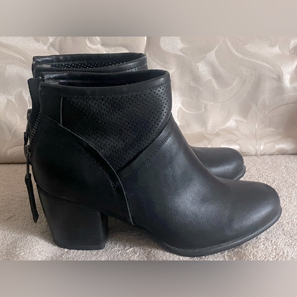 White Mountain Galveston Ankle Boots size 8 1/2